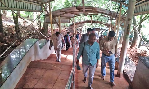 அலிபிரி நடப்பாதையில் தொழில் நுட்ப வல்லுனர்கள் குழு ஆய்வு செய்த காட்சி.