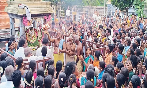 திருவதிகை வீரட்டானேஸ்வரர் கோவிலில் பிரதோஷ வழிபாடு நடைபெற்றது. இதில் ஏராளமான பக்தர்கள் திரளாக கலந்து கொண்டு சாமி தரிசனம் செய்தனர்.