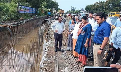 மழைநீர் கால்வாய் பணி: அமைச்சர் சேகர்பாபு நேரில் ஆய்வு- அடுத்த மாதம் இறுதிக்குள் முடிக்க உத்தரவு
