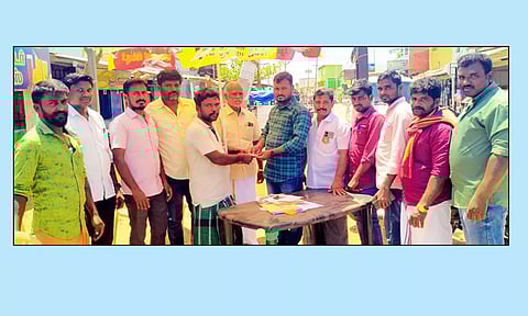 சாயல்குடி அருகே நரிப்பையூர் கிராமத்தில் முதுகுளத்தூர் சட்டமன்ற தொகுதி நாம் தமிழர் கட்சி சார்பில் நடைபெற்ற உறுப்பினர் சேர்க்கை முகாமில் மாநில இளைஞர் பாசறை ஒருங்கிணைப்பாளர் பசீர் அகமது உறுப்பினர் அடையாள அட்டை வழங்கியபோது எடுத்தபடம்.