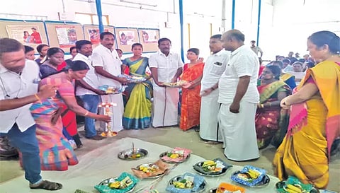 கர்ப்பிணிப் பெண்களுக்கு சீர்வரிசை வழங்கிய போது எடுத்த படம்.