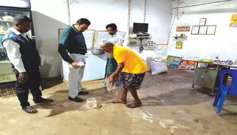 பரமத்திவேலூர் ஓட்டல்கள் மற்றும் சில்லி கடைகளில் உணவு பாதுகாப்பு துறை அலுவலர்கள் திடீர் சோதனை நடத்திய போது எடுத்த படம்.