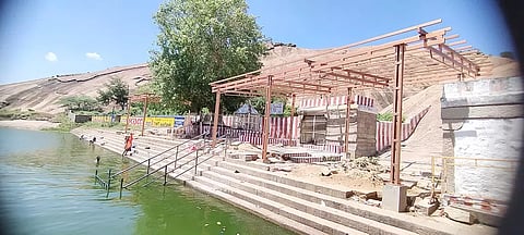 திருப்பரங்குன்றம் சுப்பிரமணியசுவாமி கோவில் சரவணப்பொய்கை பகுதியில் மேற்கூரை அமைக்கும் பணி நடைபெற்று வருவதை படத்தில் காணலாம்.