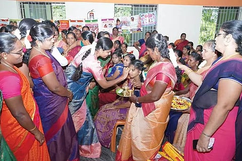 வளைகாப்பு விழா நடந்தபோது எடுத்த படம்.