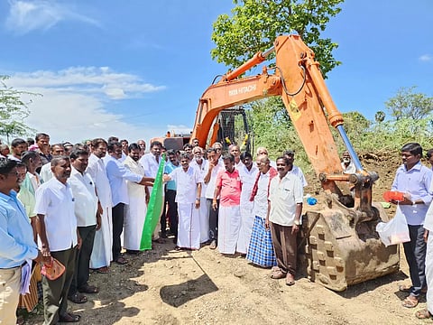 பணிகளை சண்முகையா எம்.எல்.ஏ., ஒட்டப்பிடாரம் யூனியன் சேர்மன் ரமேஷ் ஆகியோர் கொடியசைத்து தொடங்கி வைத்த காட்சி.