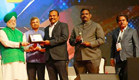 தூத்துக்குடி மாநகராட்சிக்கான தேசிய விருதை மத்திய மந்திரி ஹர்திப் சிங் பூரியிடம் இருந்து பெற்று கொண்ட மேயர் ஜெகன் பெரியசாமி.
