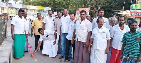 அ.தி.மு.க.வினர் பட்டாசு வெடித்து கொண்டாட்டத்தில் ஈடுபட்ட காட்சி.