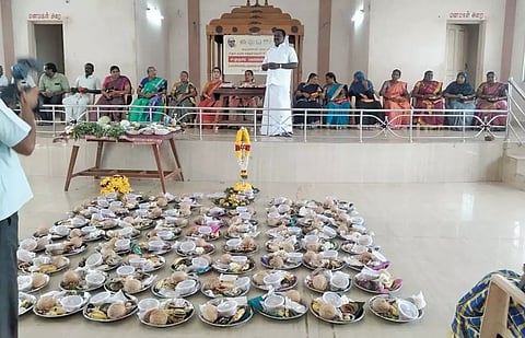 சமுதாய வளைகாப்பு நிகழ்ச்சி நடந்த போது எடுத்தபடம்.