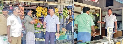 கல்லிடைக்குறிச்சி பகுதிகளில் அதிகாரிகள் சோதனை நடத்திய போது எடுத்த படம்.