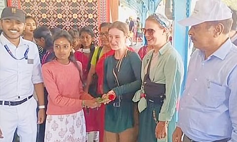 மலைரெயில் பயணிகளுக்கு இனிப்பு வழங்கி வரவேற்பு