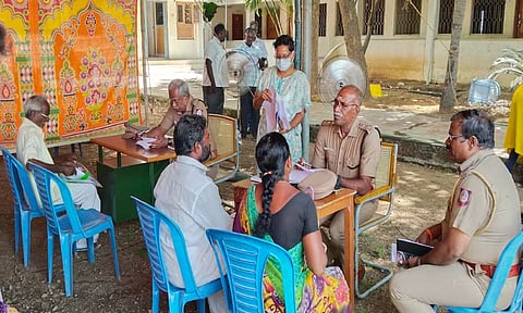 கள்ளக்குறிச்சி போலீஸ் சூப்பிரண்டு மோகன்ராஜ் தலைமையில் மக்கள் குறைதீர்வு கூட்டம் நடைபெற்ற காட்சி.