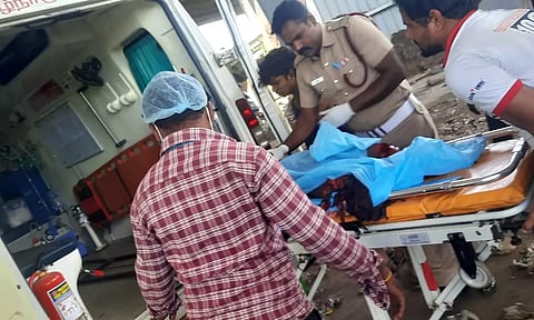 வெள்ளலூர் குப்பை கிடங்கில் எந்திரத்தில் சிக்கி 2 கால்களையும் இழந்த தொழிலாளி