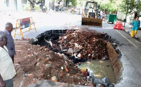 சென்னை பாண்டிபஜாரில் சாலையில் 10 அடி ஆழத்துக்கு திடீர் பள்ளம்