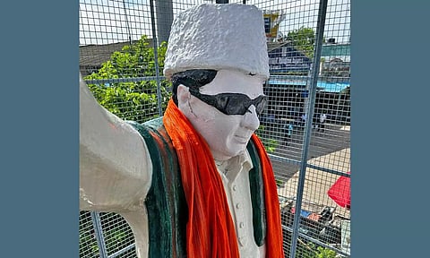 எம்.ஜி.ஆர். சிலைக்கு காவித்துண்டு அணிவித்த மர்ம நபர்கள்- அ.தி.மு.க.வினர் மறியலால் பரபரப்பு