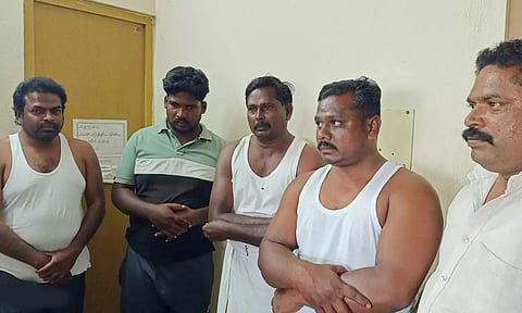 கைது செய்யப்பட்டவர்களை படத்தில் காணலாம்.