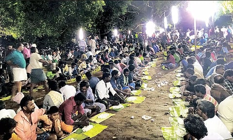 கறி விருந்தில் பங்கேற்றவர்களை காணலாம்.
