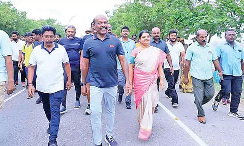 அமைச்சர்கள் மா.சுப்பிரமணியன், கீதாஜீவன் ஆகியோர் 8 கிலோ மீட்டர் தூரம் நடைபயிற்சி மேற்கொண்டபோது எடுத்த படம்.