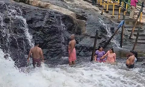 கும்பக்கரை அருவியில் குளித்து மகிழ்ந்த சுற்றுலா பயணிகள்.