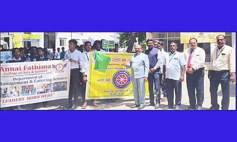 திருமங்கலம் அன்னை பாத்திமா கல்லூரி சார்பில் உலக சுற்றுலா தின விழிப்புணர்வு பேரணி நடைபெற்றபோது எடுத்தபடம்.