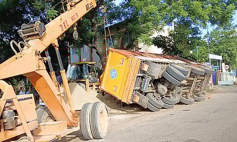 லாரி கவிழ்ந்து கிடக்கும் காட்சி