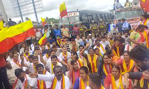 இன்று கன்னட அமைப்பினர் சாலை மறியலில் ஈடுபட்டபோது எடுத்த படம்.