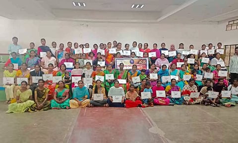 பாராட்டு விழாவில் கலந்து கொண்டவர்களை படத்தில் காணலாம்.