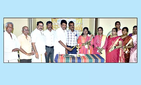 பயிற்சியை கவுன்சிலர் ஜெயராம் குத்துவிளக்கேற்றி தொடங்கி வைத்தார். அருகில் பெட்கிராட் நிர்வாக இயக்குனர் சுப்புராமன் உள்ளார்.