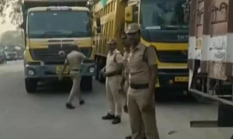8 வார காலம் அவகாசம் இருந்தும் கனிம வளங்கள் ஏற்றி வந்த லாரிகளை தடுத்து நிறுத்தும் போலீசார் டிப்பர் லாரி உரிமையாளர் சங்கத்தினர் கலெக்டர் அலுவலகத்தில் புகார்
