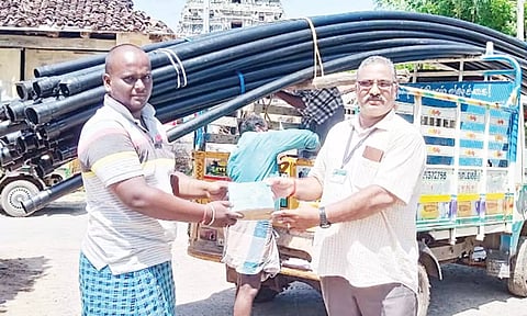 விவசாயிகளுக்கு தண்ணீர் குழாய்கள் வழங்கப்பட்டது.