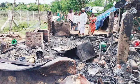 எரிந்து நாசமான கூரை வீடு.