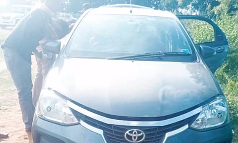 கொல்லபுரி பகுதியில் கொள்ளையர்கள் விட்டு சென்றுள்ள காரை படத்தில் காணலாம்.