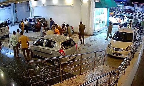 வேலூர் புதிய பஸ் நிலையம் அருகே தி.மு.க. கவுன்சிலர்கள் மோதல்