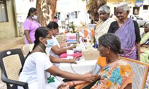 டெங்கு காய்ச்சல் பாதிப்பை தடுக்க நடவடிக்கை: 1,000 இடங்களில் நாளை முதல் காய்ச்சல் முகாம்