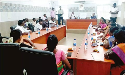 நகர்மன்ற கூட்டத்தில் பங்கேற்றவர்களை படத்தில் காணலாம். 