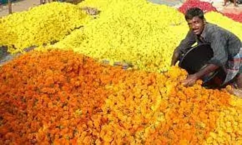 கரூரில் பூக்களின் விலை உயர்வு