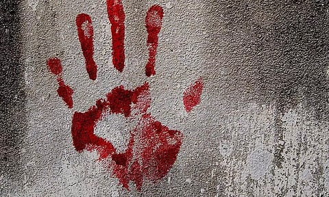 ரோட்டில் நடந்து சென்ற வாலிபரை போதையில் வெட்டிகொன்ற ரவுடி- 4 பேருடன் சேர்ந்து அட்டூழியம்