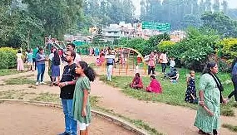 தொடர் விடுமுறையையொட்டிஏற்காட்டில் சுற்றுலா பயணிகள் குவிந்தனர்