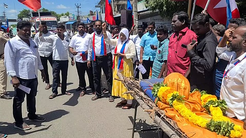 விடுதலைச் சிறுத்தைகள் கட்சியினர் பாடை கட்டி நூதன போராட்டம்