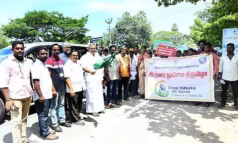 பேரணியை சபாநாயகர் ஏம்பலம் செல்வம் தொடங்கி வைத்தார். அருகில் ஆணையர் ரமேஷ் உள்ளார்.