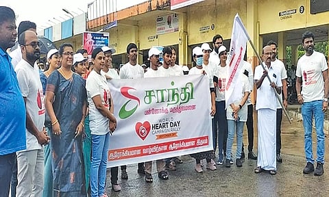 சாந்தி பன்னோக்கு மருத்துவமனை நிறுவனர் மற்றும் தலைவரான டேவிட் செல்லத்துரை பேரணியை கொடியசைத்து தொடங்கி வைத்தபோது எடுத்த படம்.