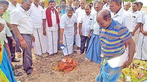 புதிய வகுப்பறை கட்டிட கட்டுமான பணியை மார்க்கண்டேயன் எம்.எல்.ஏ. பூமி பூஜை செய்து தொடங்கி வைத்த காட்சி.