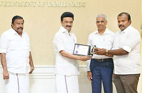 முதல்-அமைச்சர் மு.க.ஸ்டாலினை, தேசிய விருது பெற்ற மேயர் ஜெகன்பெரியசாமி சந்தித்து வாழ்த்து பெற்ற போது எடுத்தபடம். அருகில் அமைச்சர் கே.என்.நேரு உள்ளார்.