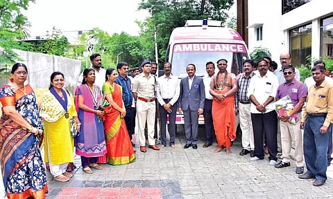 ஆம்புலன்ஸ் வாகனத்தை சிவப்பிரகாச சத்தியஞான தேசிக பரமாச்சாரிய சுவாமிகள் கொடியசைத்து தொடங்கி வைத்தார். 