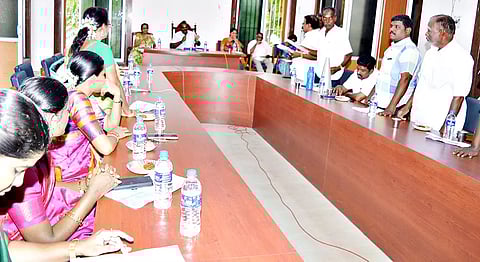 நகர் மன்ற கூட்டம் தலைவர் மாதவன் தலைமையில் நடந்தது. 