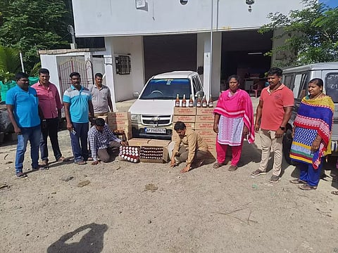 மதுபாட்டில்களை கடத்தி வந்த மல்லி, ராம்மோகன்.