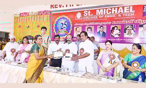 விழாவில் அமைச்சர்கள் பெரியகருப்பன், மூர்த்தி ஆகியோர் போராசிரியர்களுக்கு நினைவு பரிசு களை வழங்கினர். அருகில் கல்லூரி தலைவர் ஸ்டாலின் ஆரோக்கியராஜ், செயலர் பாத்திமாமேரி, தொழிலதிபர் லீமாரோஸ்மார்டின், பிரிட்ஜெட்நிர்மலா, முன்னாள் எம்.எல்.ஏ. ராஜசேகரன் மற்றும் உள்ள னர்.