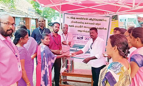 பொதுமக்களுக்கு நிலவேம்பு கசாயம், கபசுர குடிநீர் வழங்கப்பட்டது.