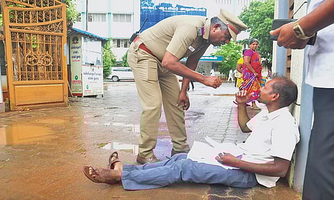 நாகர்கோவில் கலெக்டர் அலுவலகத்தில் வாலிபர் திடீர் தர்ணா