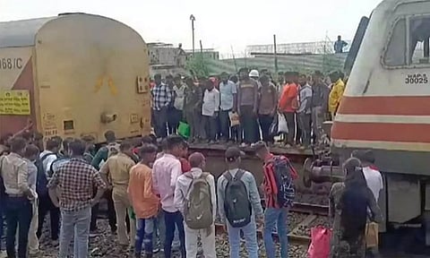 எக்ஸ்பிரஸ் ரெயிலில் இருந்து கழன்று ஓடிய என்ஜினால் பரபரப்பு- பயணிகள் அதிர்ச்சி