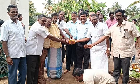  சாலை அமைக்கும் பணியை அங்காளன் எம்.எல்.ஏ. தொடங்கி வைத்த காட்சி.